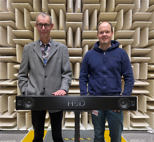 Prof. Leckschat & Christian Epe mit Lautsprecherprototyp